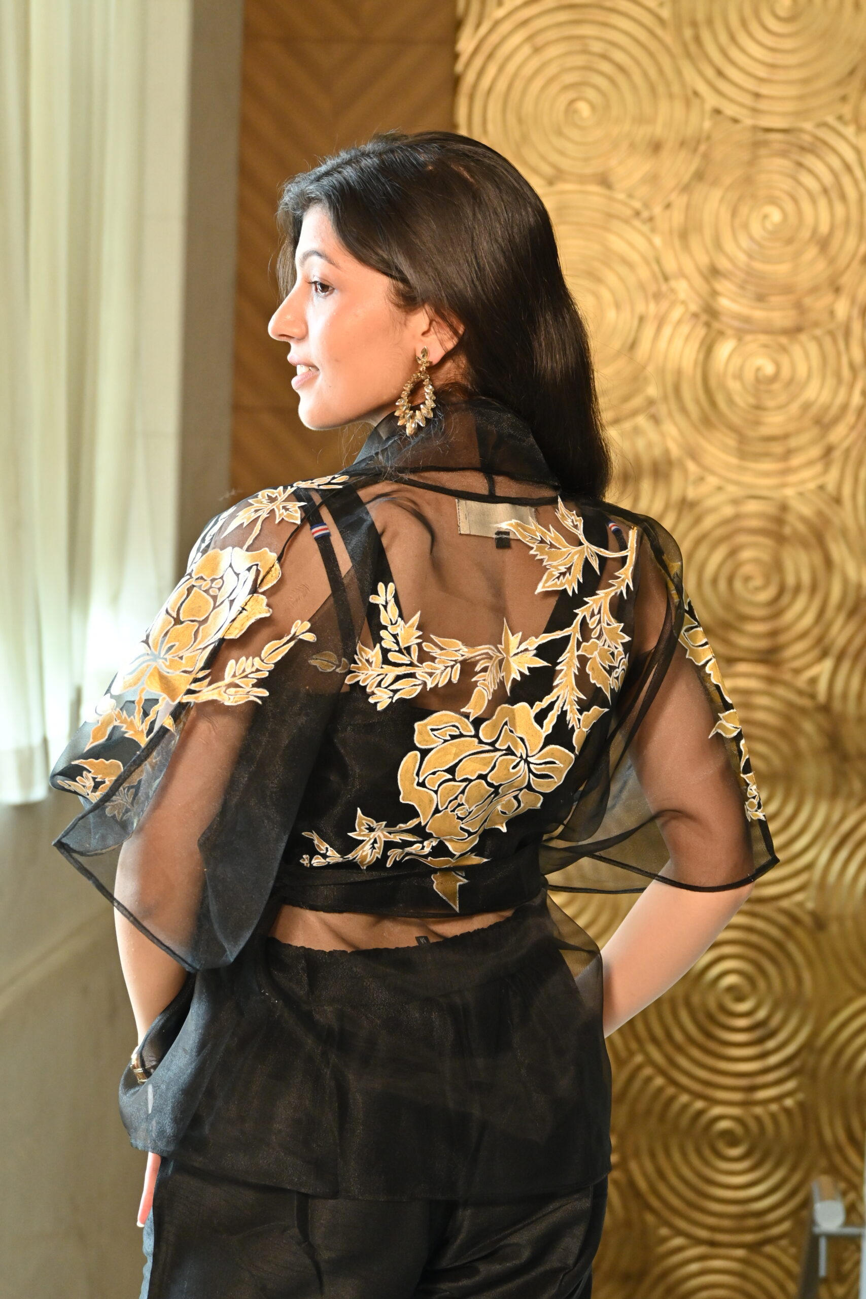 Royal Celebration - Elegant Attire - Image 6